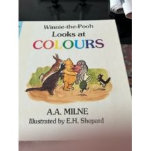 Winnie-the-Pooh Looks at Colours